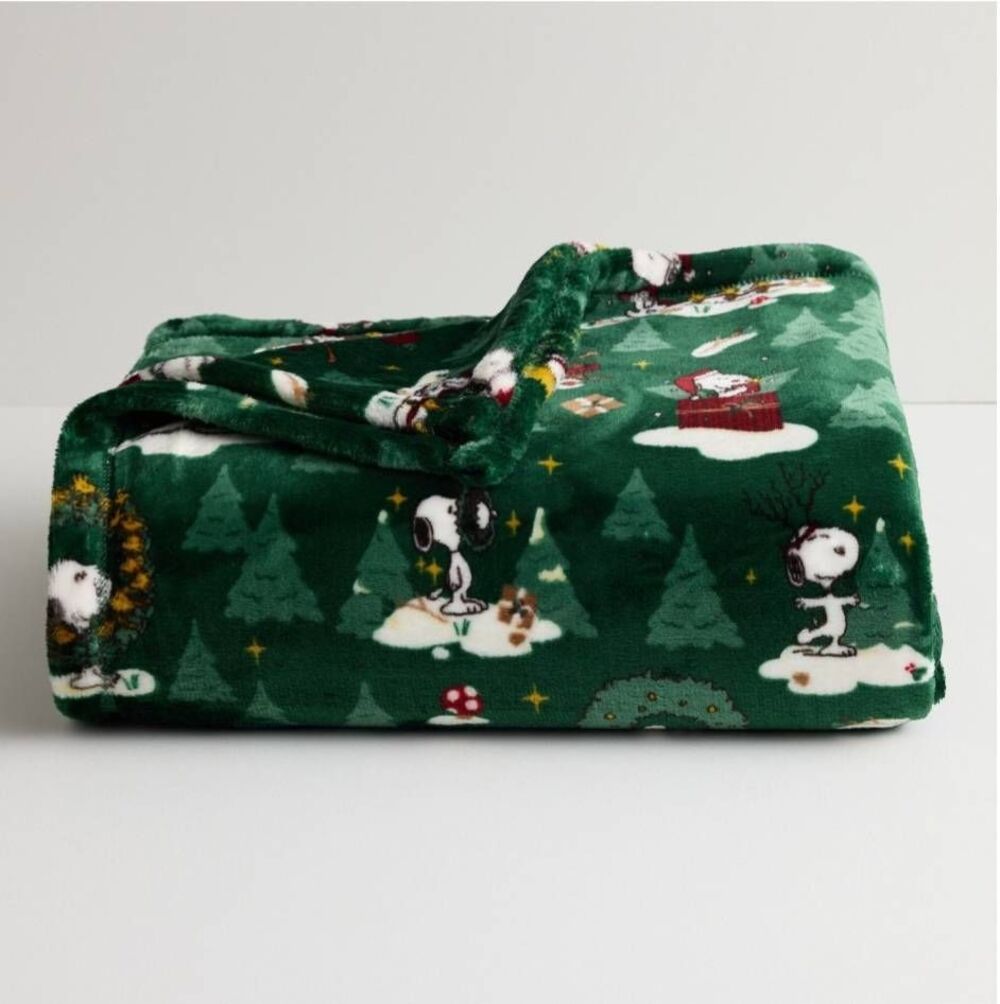 Peanuts Snoopy Christmas green Plush oversized plush throw 60"×72"
